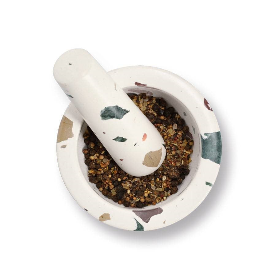 Mortero con maza de terrazo Estilo mediterráneo para tu cocina