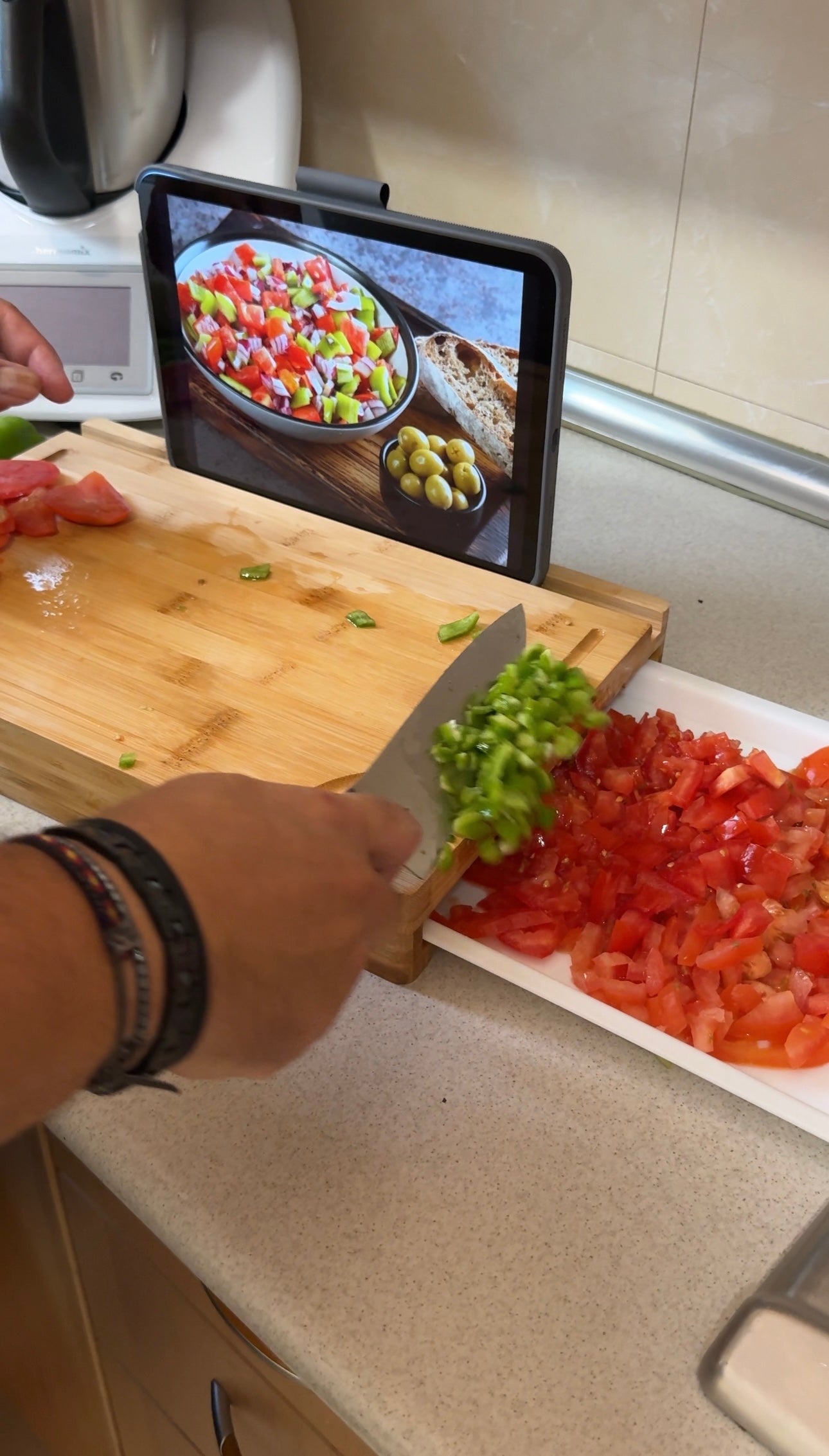 Tabla de Corte de Bambú con Bandeja Extraíble y Soporte para Tablet - StyleHomeShop