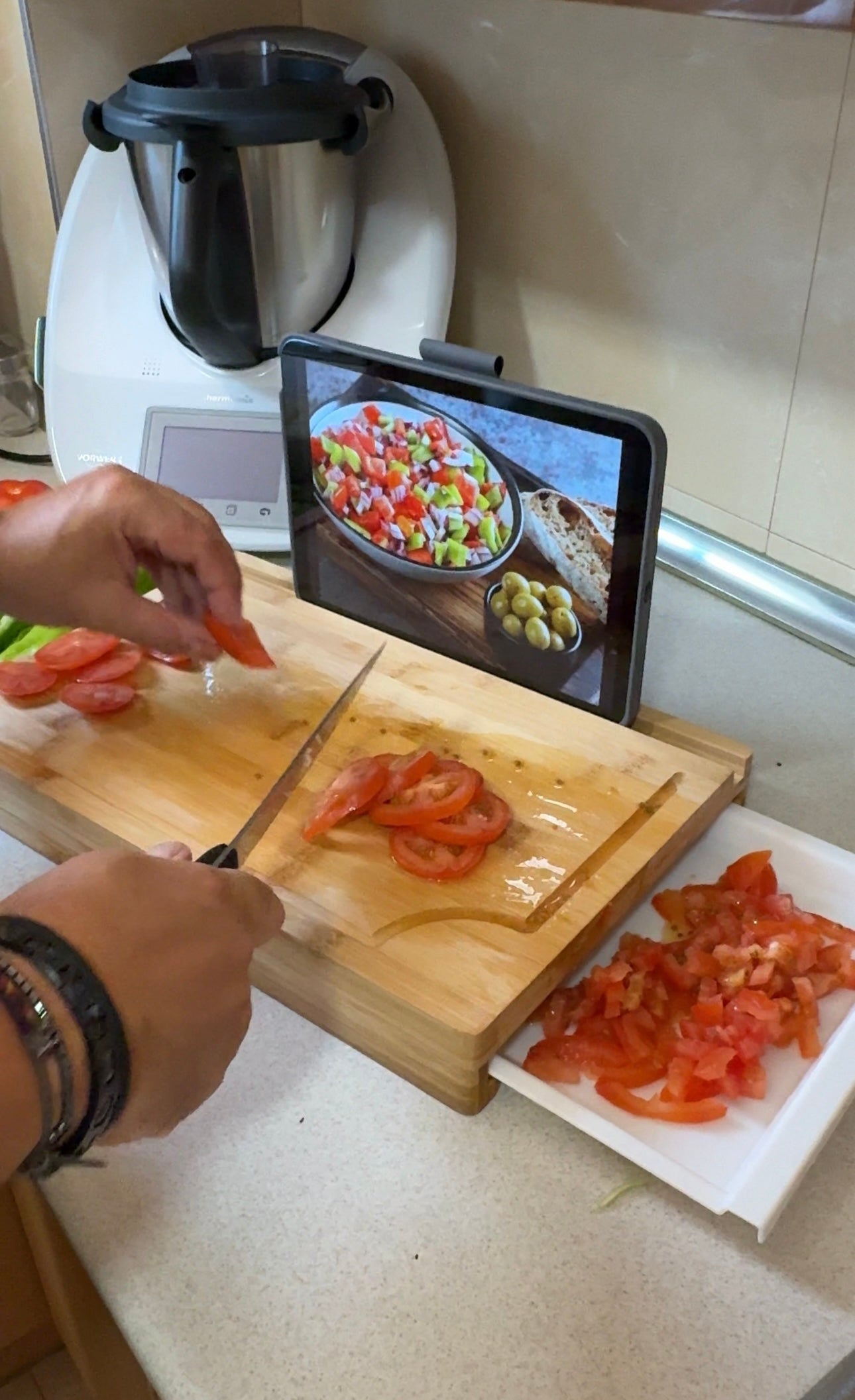 Tabla de Corte de Bambú con Bandeja Extraíble y Soporte para Tablet - StyleHomeShop